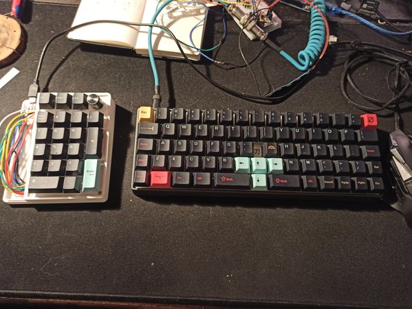 Katana60 with 3D printed numpad and a lot of junk
